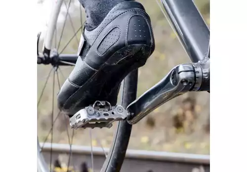 Wie installiere ich Cleats richtig in Fahrradschuhen?